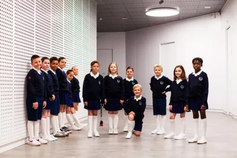 Les jeunes de l'école en uniforme lors d'un spectacle de chant
