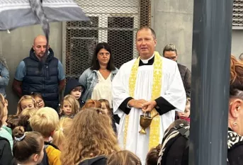 Père Thomas, curé de la paroisse Notre-Dame de Picardie Verte s’est rendu disponible pour accompagner notre rentrée scolaire.