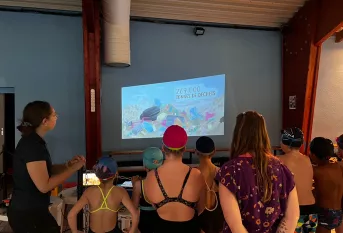 Groupe de persqonne qui visionne une projection