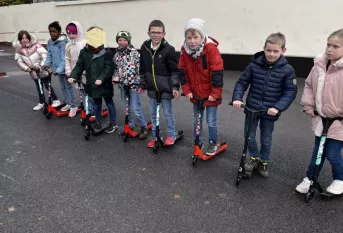 Enfants en trotinettes