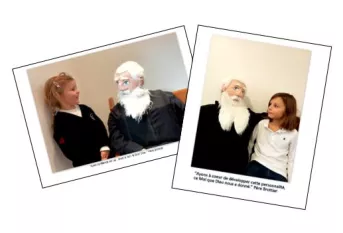 2 Photos avec une fille et une personne agés en poupés