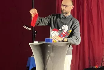 Une personne faisant un tour de magie