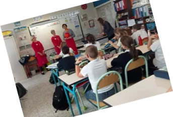 Bénévole en blouses roses