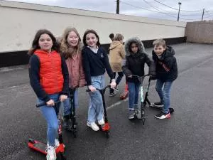 Enfants en trotinettes