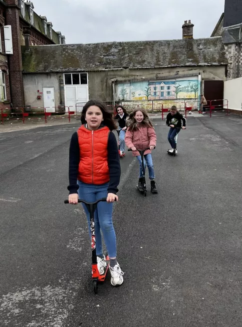 Enfants en trotinettes