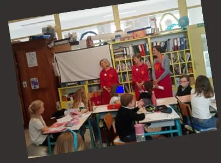 Bénévole en Blouses Roses avec des élèves