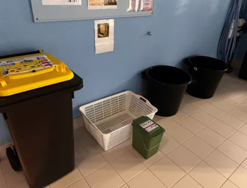 Image de plusieurs bac pour le trie