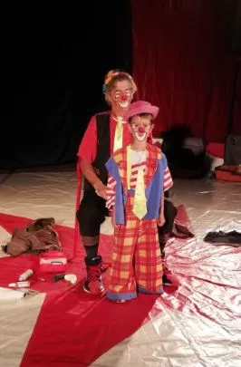 Image de 2 enfants dans un cirque 