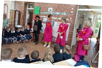 Bénévole en Blouses Roses avec des élèves