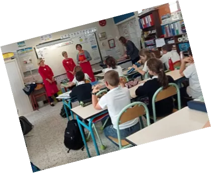 Bénévole en Blouses Roses avec des élèves