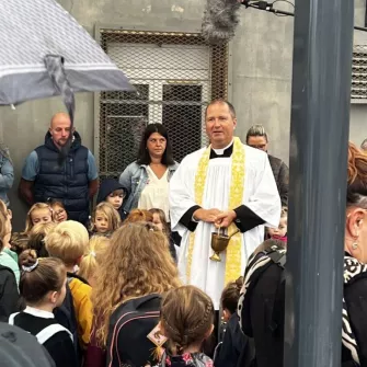 Père Thomas, curé de la paroisse Notre-Dame de Picardie Verte s’est rendu disponible pour accompagner notre rentrée scolaire.