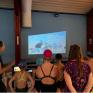 Groupe de persqonne qui visionne une projection