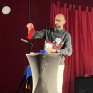 Une personne faisant un tour de magie