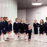 Les jeunes de l'école en uniforme lors d'un spectacle de chant
